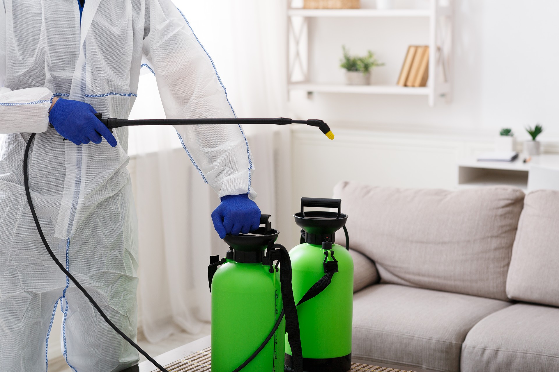 professionele geur verwijderaar die de geuren gaat verwijderen in een woning.