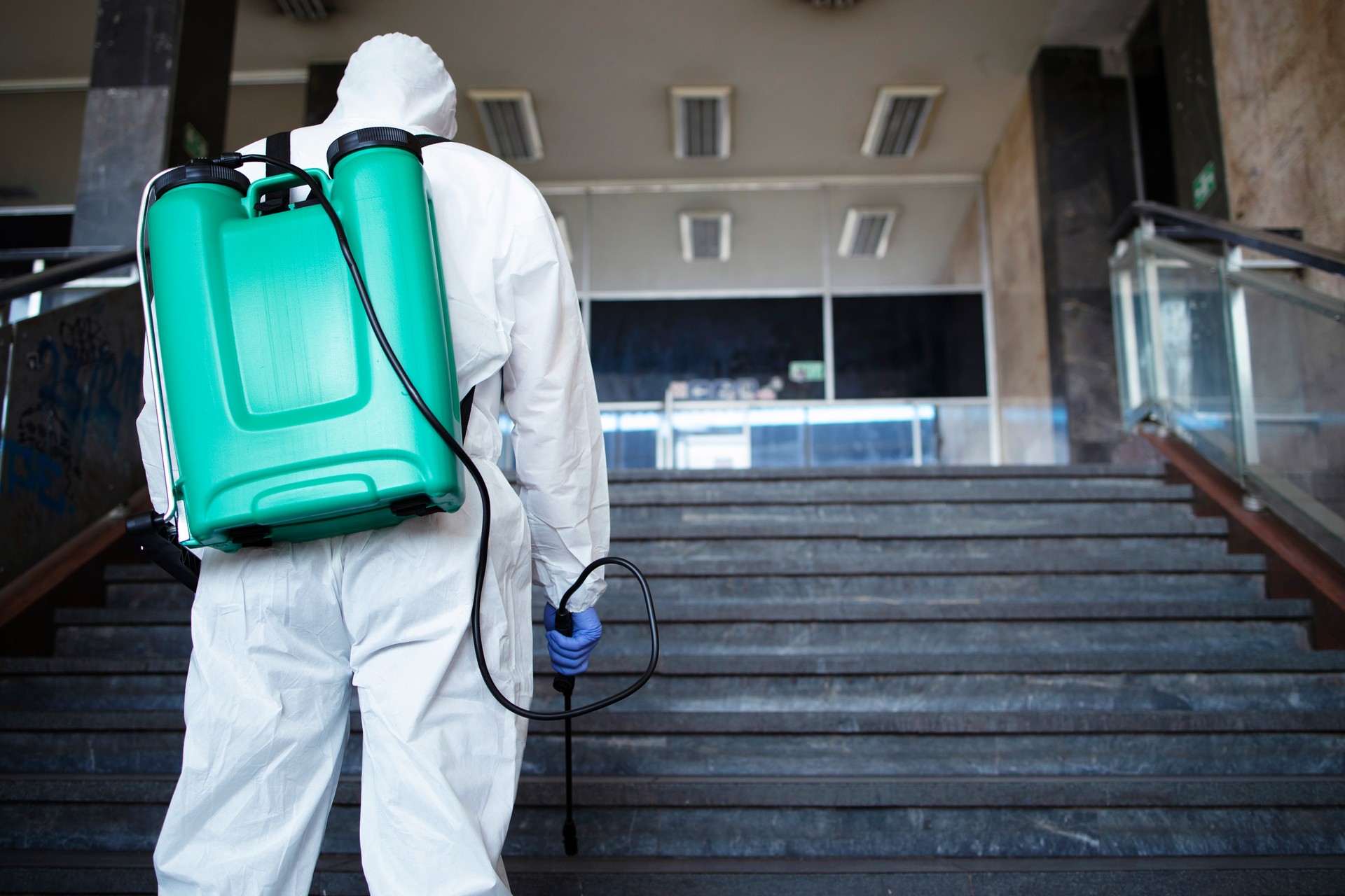 Een persoon met proffesionele kleding klaar om te gaan kuisen waar een overlijden is gebeurd. een Biohazard- en trauma reiniger